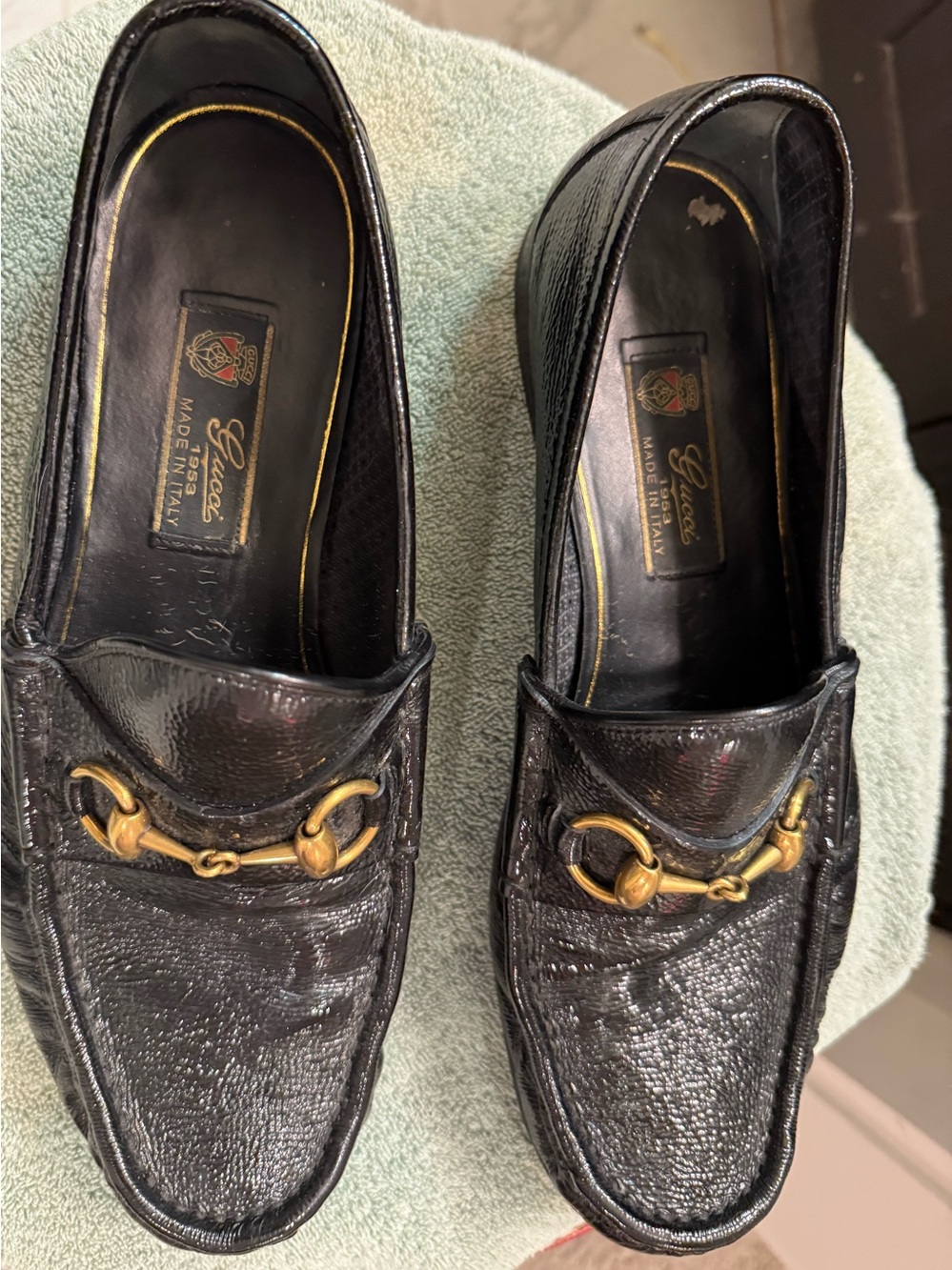Gucci Black Leather Men’s Horsebit Loafers with Gold Hardware - Picture 8 of 13